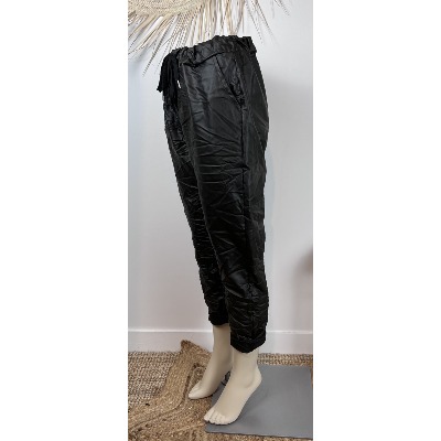 Pantalon enduit noir aspect froissé grande taille