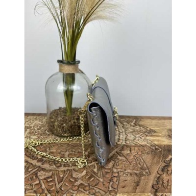 Pochette Beijo Classic Gris Argenté Métallisé - Chaîne Argent - Occasion - Cuir Vernis Et Métal
