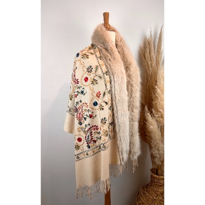 Etole brodée col fausse fourrure