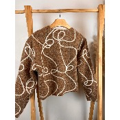 Veste courte duveteuse motifs boucles